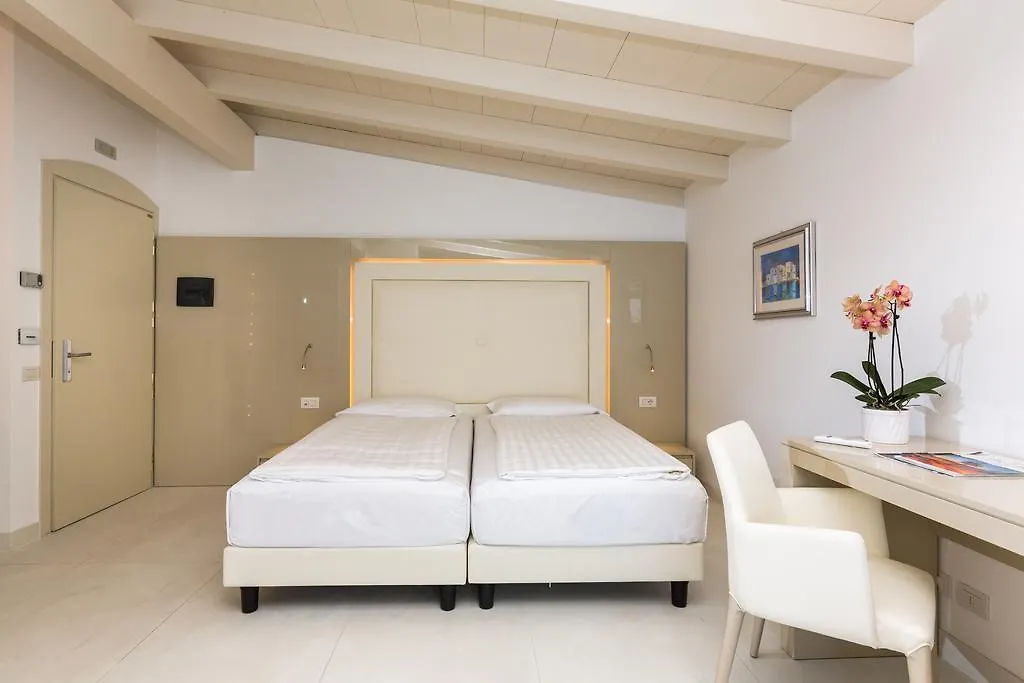 Hotel Vega Malcesine 3*,